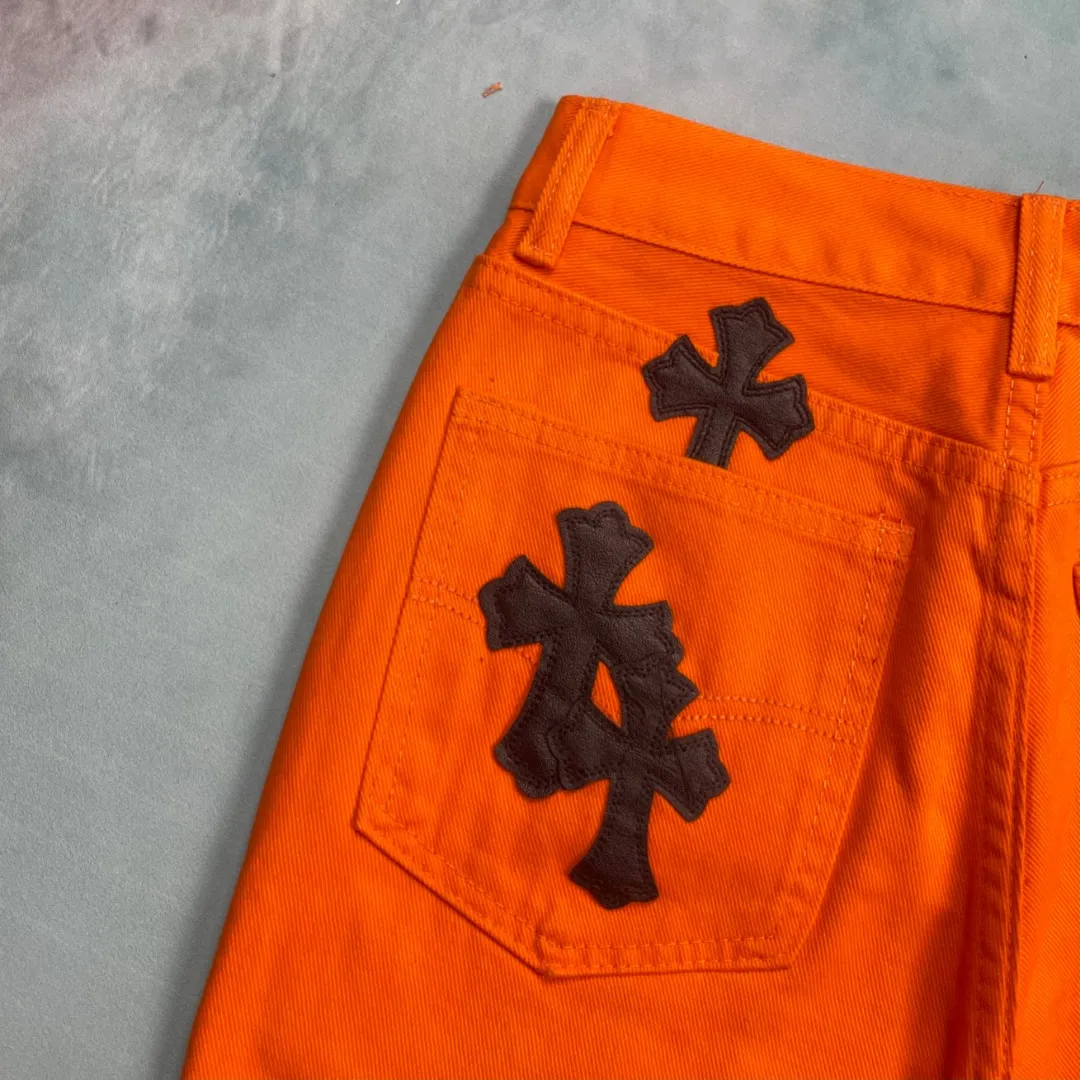 🅿️280 🔘Style No.-KL159 🔘Cro Heart𝐂𝐡𝐫𝐨𝐦𝐞 𝐇𝐞𝐚𝐫𝐭 Orange Cow King patchwork leather cross flared jeans* This Crow Heart orange Cow King jeans are really a treasure in the fashion circle! It is made of high-quality denim fabric, which is very thick and has great texture. The bright orange color is particularly eye-catching, and it will definitely turn heads when walking on the street! The black cross element on the top is the classic logo of Crow Heart. The lambskin is accurately sewn on using laser alignment technology, which is particularly delicate. The hardware is also specially customized, durable and stylish. The overall distressed and washed process makes the pants full of retro charm, and the texture of each pair is unique. To match, wear a simple white cotton short T-shirt and a pair of white shoes to look youthful and fashionable. If you want to be cooler, wear a black leather jacket and Martin boots to instantly become a street trendy person! It can be worn by both men and women, and it is even more eye-catching when couples wear it together, easily becoming the focus of fashion!  Size: S M L XL (28.30.32.34) Color: Orange